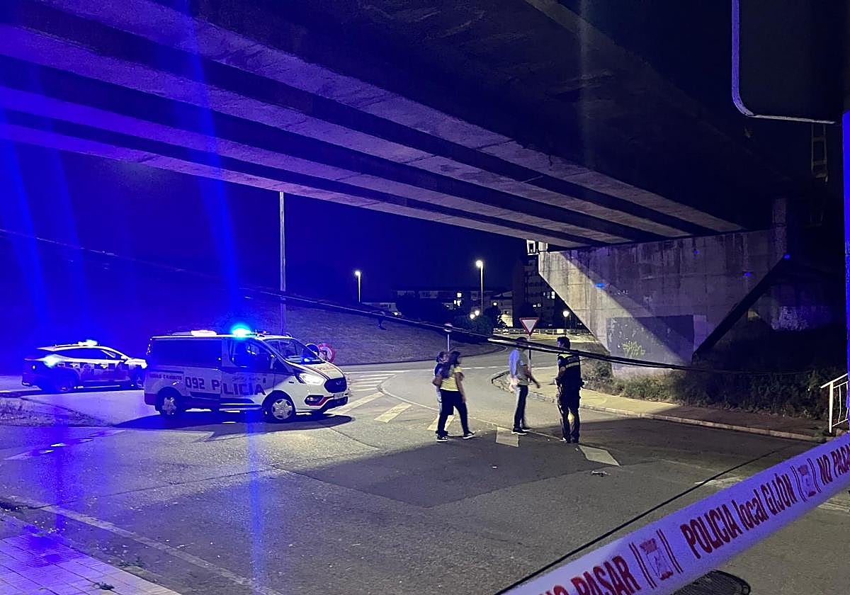 Cortado el acceso por el puente de Eduardo Castro, en Gijón, tras la caída de cableado ferroviario