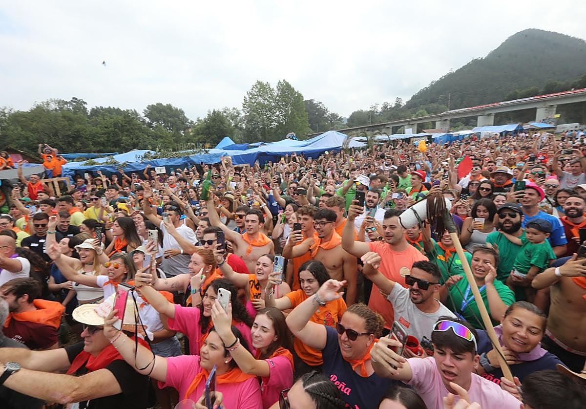 Romeros en el prau Salcéu de Pravia, durante un Xiringüelu.