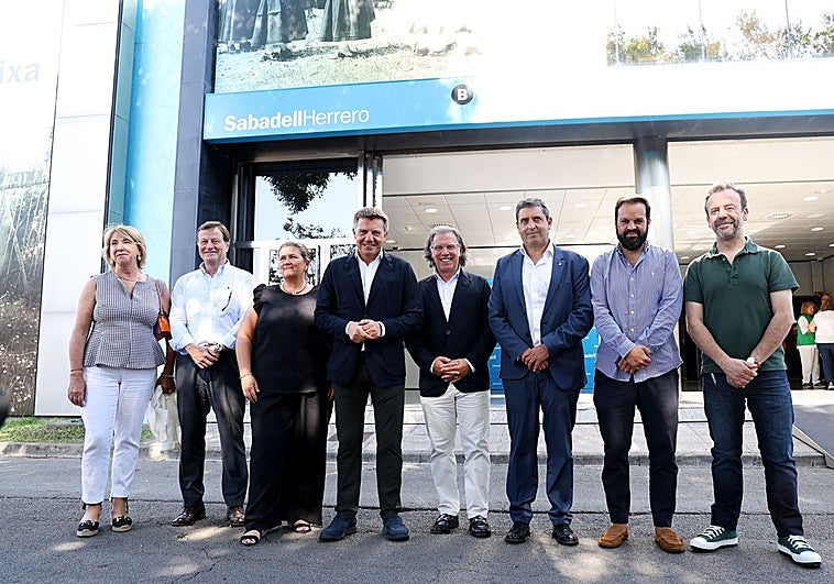 Celia Fernández, Enrique López, María Cardí, José Luis Álvarez Almeida, Alfredo Fernández, Francisco González, Carlos Díaz y Nacho Manzano frente al pabellón del SabadellHerrero en la Fidma.