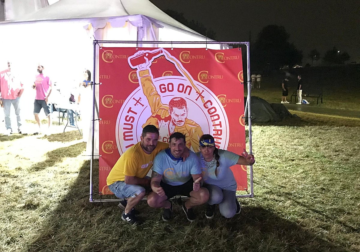Eduardo Diéguez, Alberto Gutiérrez y María Sánchez, miembros de la comisión de festejos de Contrueces, en el prao de las fiestas.