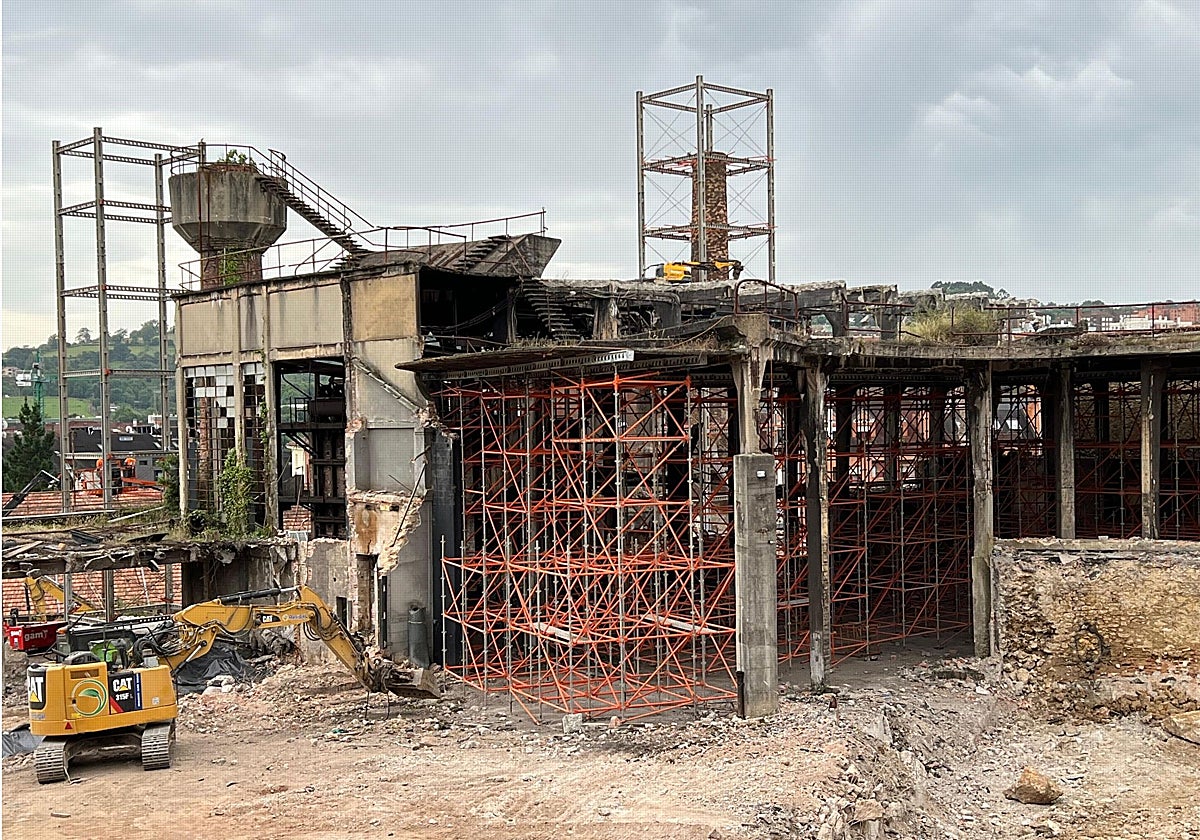 La marquesina de la Fábrica de Gas, con la estructura auxiliar de estabilizadores, en avanzado mal estado estructural.