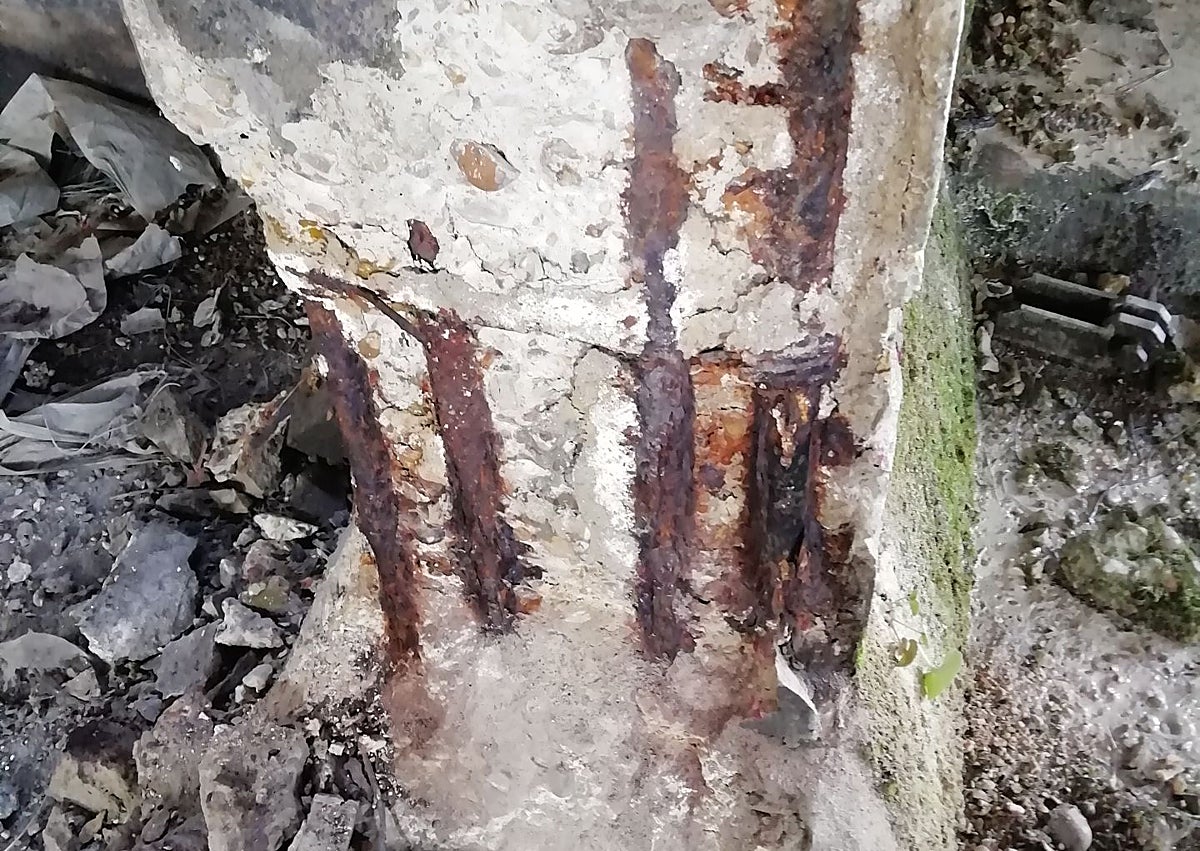 Imagen secundaria 1 - Hormigón que se deshace, desplomes y vigas dañadas en la marquesina de la Fábrica de Gas, en Oviedo