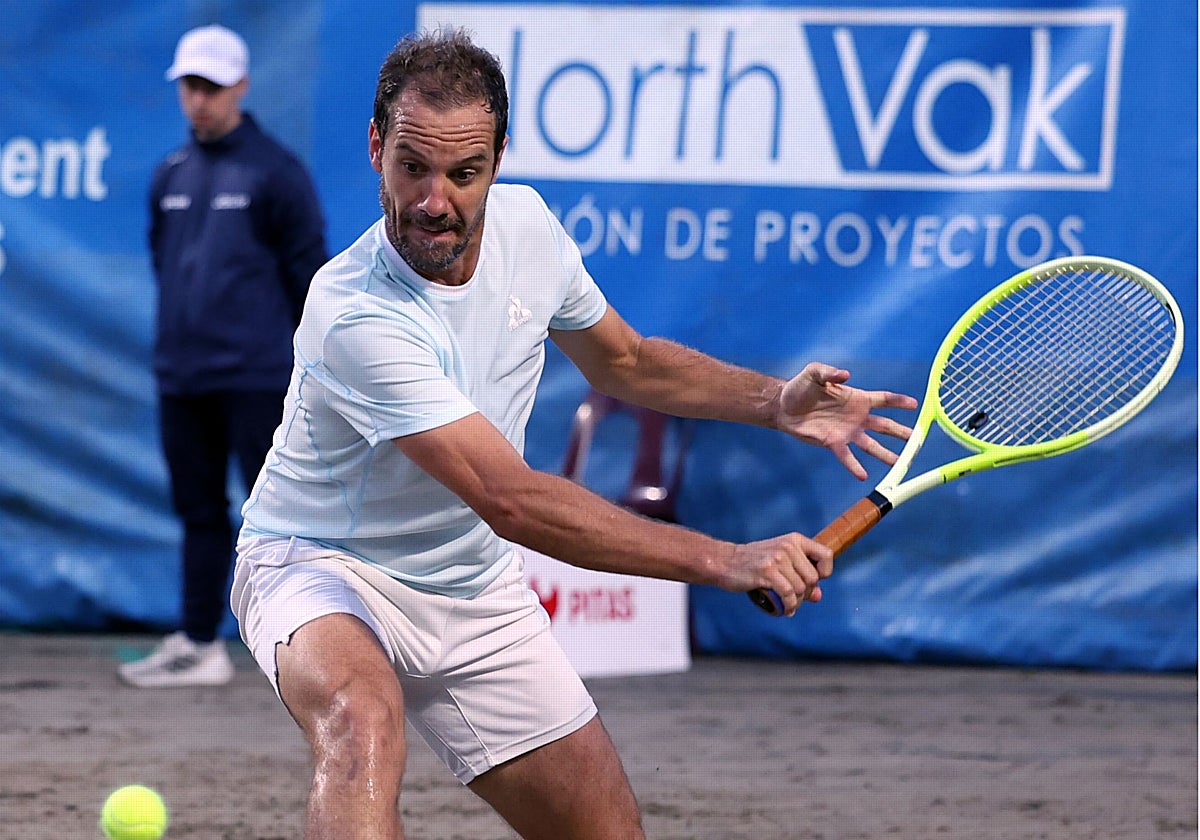 Richard Gasquet devuelve de revés una bola deslizándose sobre la arena de La Ribera.