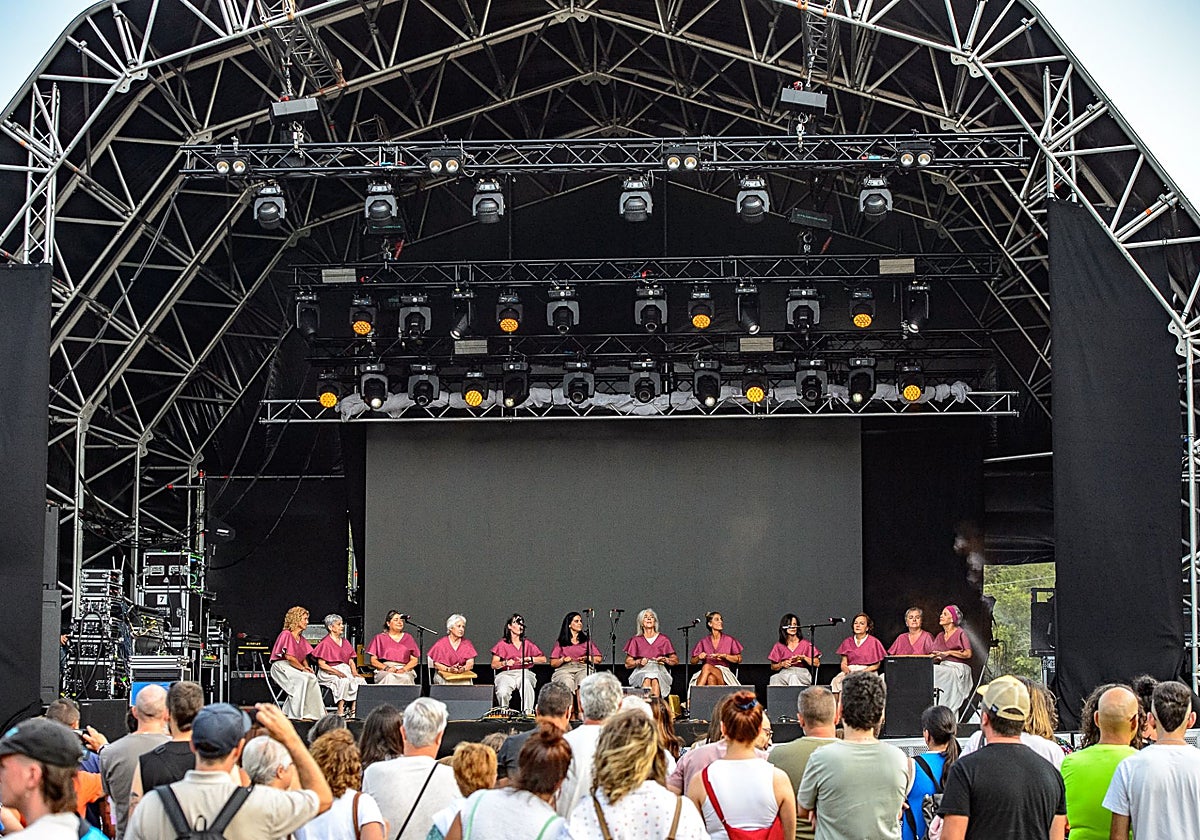 Lo Nueso fue el primer grupo en subir al escenario.