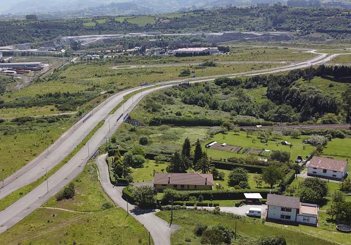 Terrenos de la ZALIA, en San Andrés de los Tacones, vistos desde el Monte Areo.