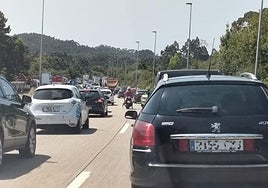 Retenciones en la 'Y' a causa del accidente de tráfico.