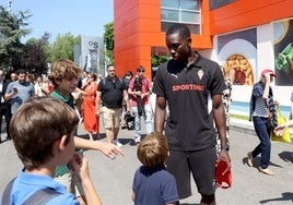 Amadou Condoul saluda a un grupo de niños en la Feria de Muestras de Asturias.
