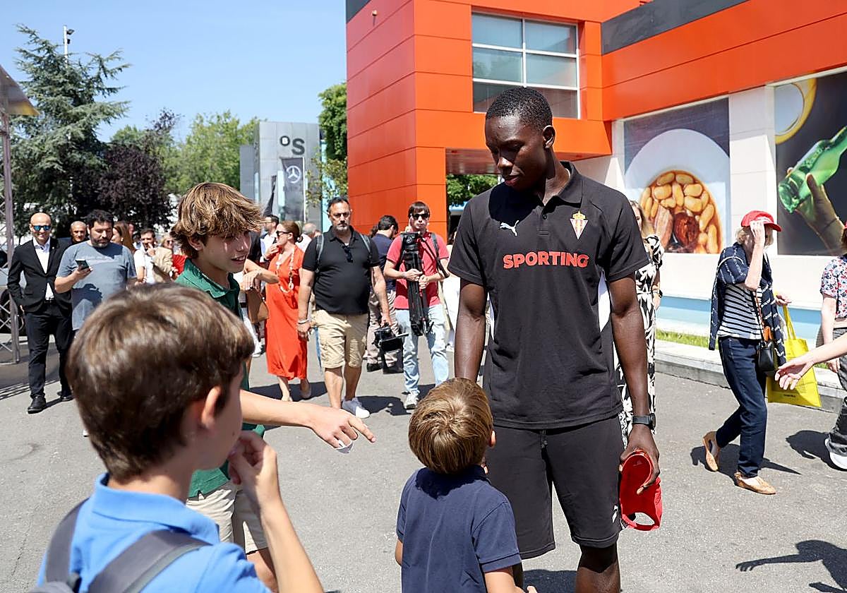 Amadou Condoul saluda a un grupo de niños en la Feria de Muestras de Asturias.