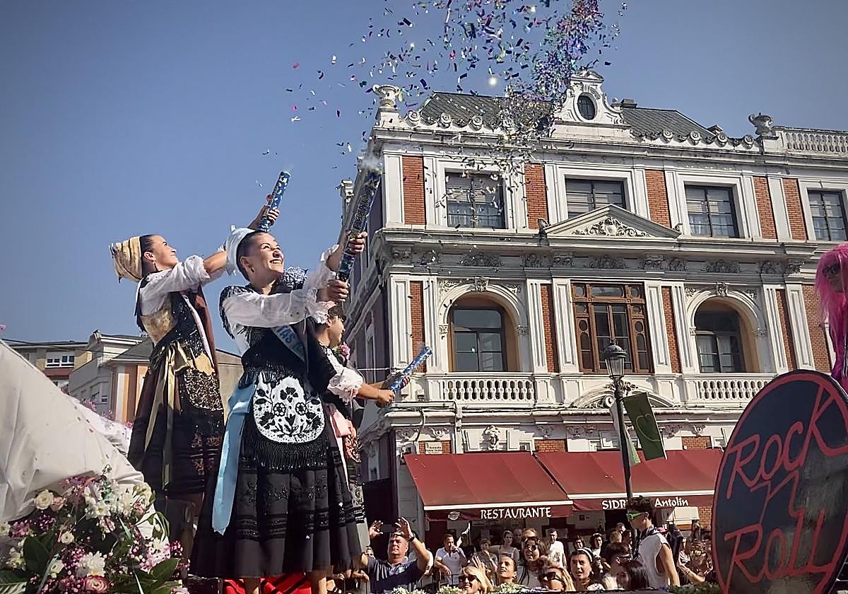 Desfile de carrozas del Descenso a nado de la ría de Navia.