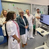 La doctora Consuelo Valles le muestra a la consejera de Salud el sistema de monitorización vídeo-encefalográfica mediante una simulación con un muñeco. Con ellas, la directora del HUCA, Beatriz López, y el enfermero José Aurelio Bartolomé y el médico residente Pedro García.