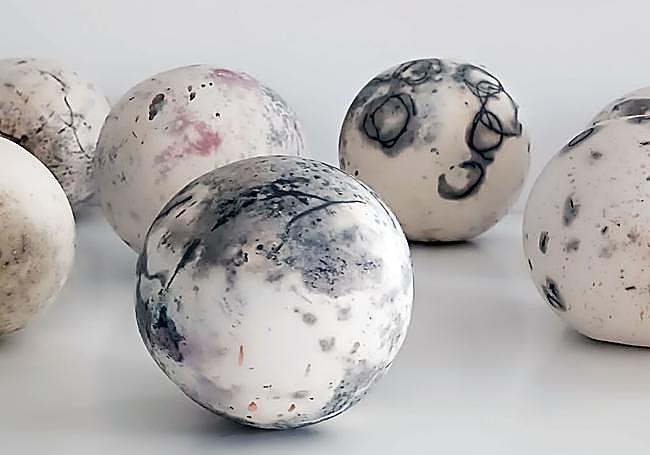 Variedad de elementos. Piezas de cerámica, fotografías y acuarelas forman parte de la muestra de Tania Blanco.