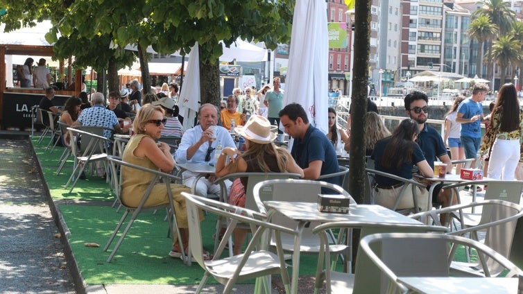Ambiente, este mediodía, en la terraza del Paseo Gastro ubicada en la calle Claudio Alvargonzález.