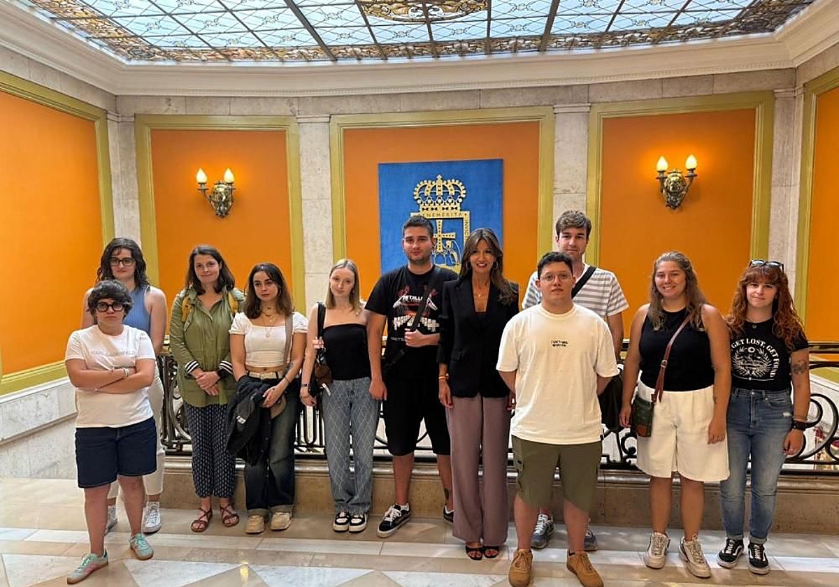 La concejala de Economía, Leticia González, en el centro, con jóvenes que participarán en el plan formativo.