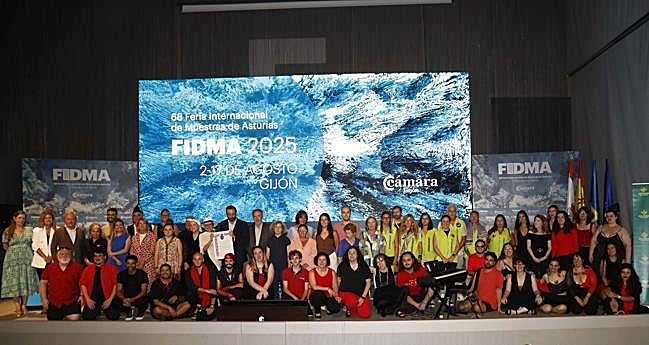 Los premiados, con las autoridades, en el Palacio de Congresos.
