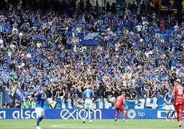 Aficionados del Real Oviedo en la grada del Carlos Tartiere.