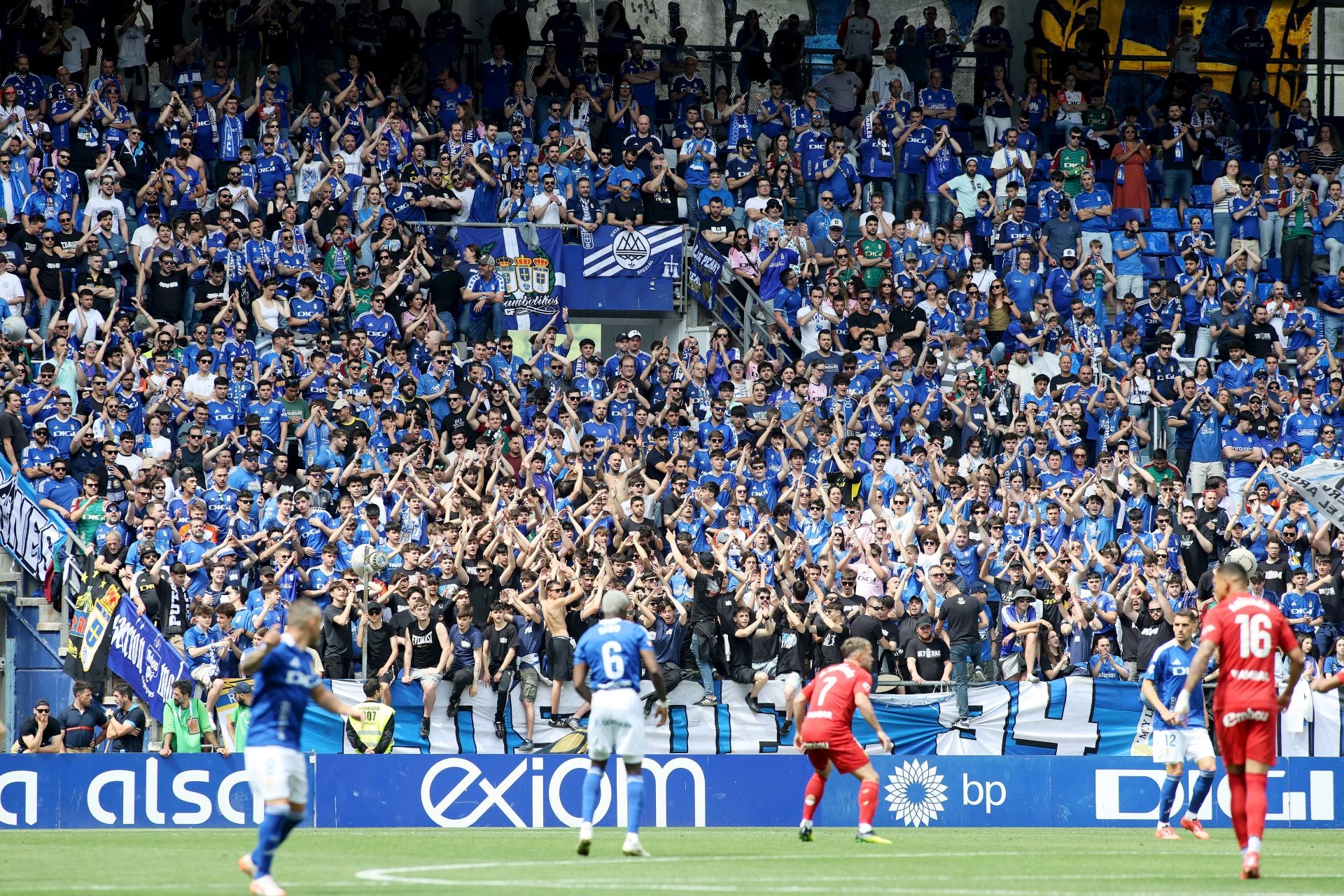 Aficionados del Real Oviedo en la grada del Carlos Tartiere.