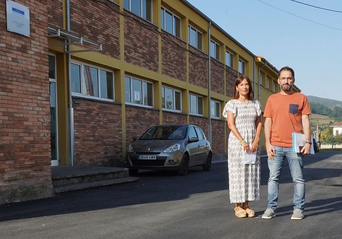 La edil María José Fernández, junto a David Llanos, técnico municipal, en el colegio El Carbayu.