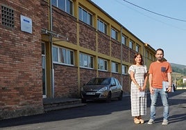 La edil María José Fernández, junto a David Llanos, técnico municipal, en el colegio El Carbayu.
