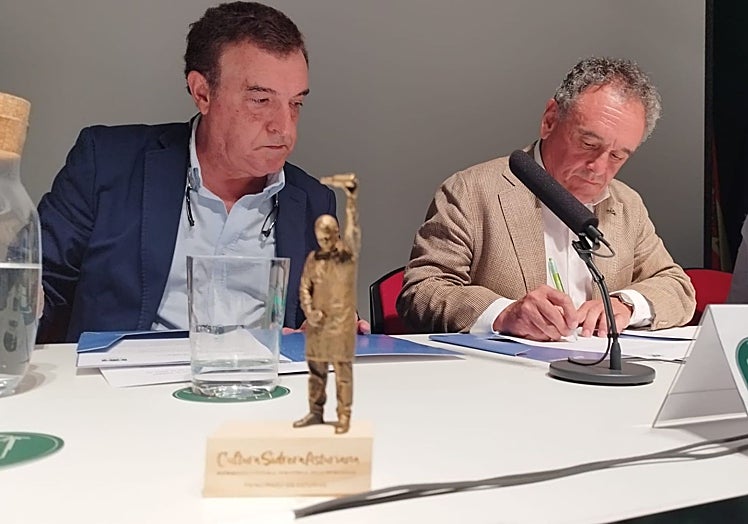 Luis Valdés y el alcalde de Nava, Juan Cañal, durante la firma del acuerdo de colaboración con el Museo de la Sidra.