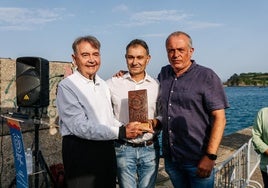 Manolo Díaz junto al alcalde gozoniego, Jorge Suárez, y el director del festival, Enrique Granda.