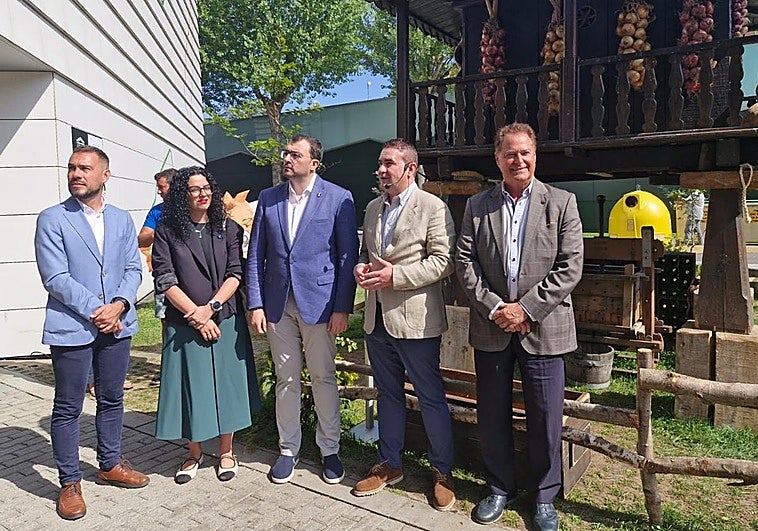 El director de la Oficina Económica de la Presidencia, José Antonio Sicre; la consejera de Cultura, Política Llingüística y Deporte, Vanessa Gutiérrez; el presidente del Principado de Asturias, Adrián Barbón; el comisario de la exposición del estand del Principado sobre la cultura sidrera, Luis Benito García; y el presidente de la Cámara de Comercio de Gijón, Félix Baragaño, antes de realizar la visita institucional al estand del Gobierno de Asturias en la Feria Internacional de Muestras de Asturias.