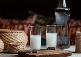 Dos vasos de licor.