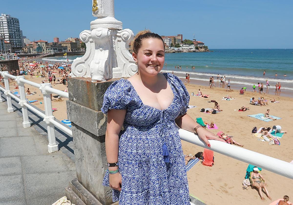 Alicia Villanueva, en el paseo del Muro, en Gijón.