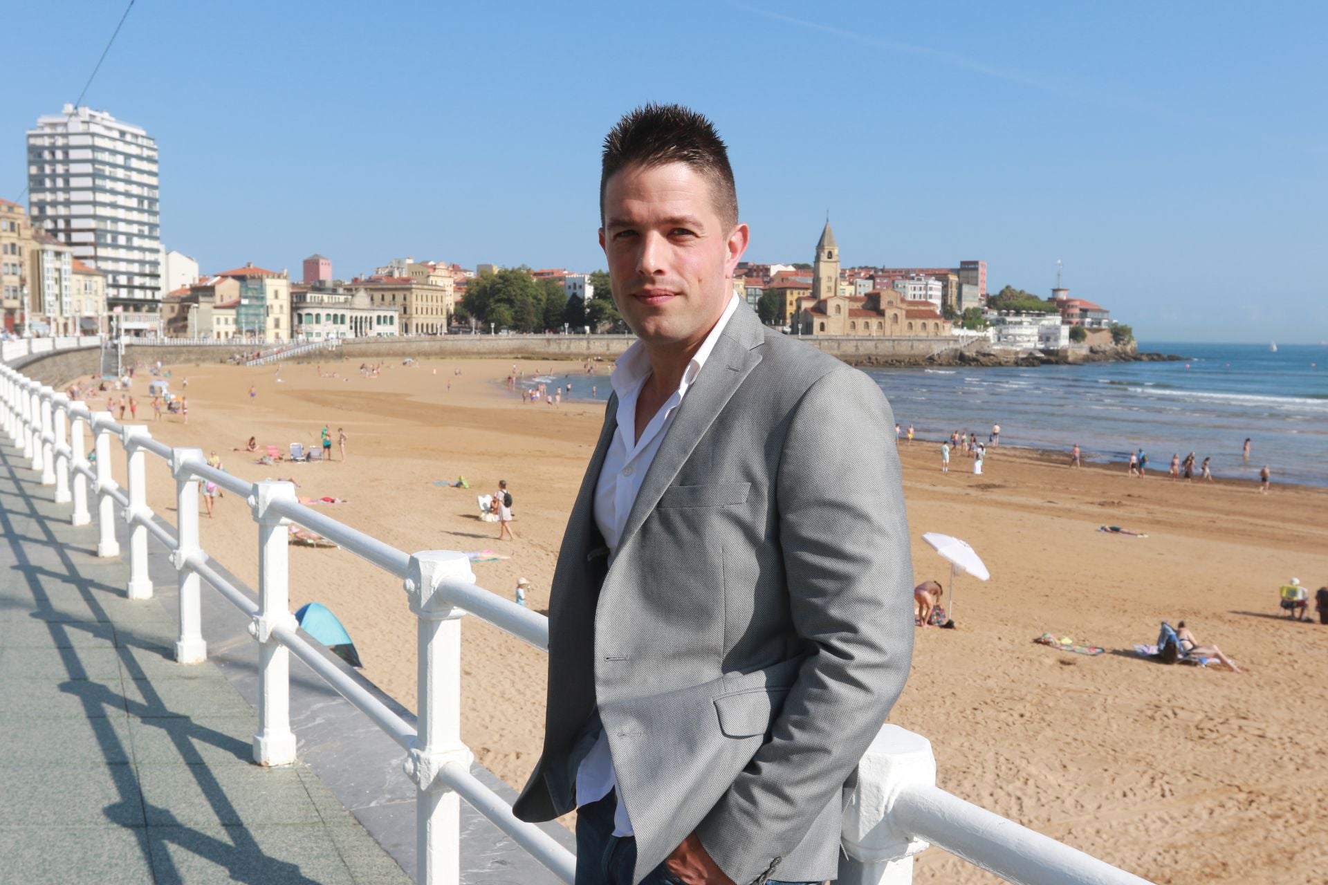 Sergio Menéndez, en el paseo del Muro, en Gijón.