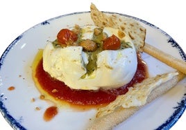 Toscanella burrata, con mermelada de tomate y pesto.