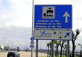 Cartel indicativo de la autopista del mar en los accesos a El Musel, en Gijón.