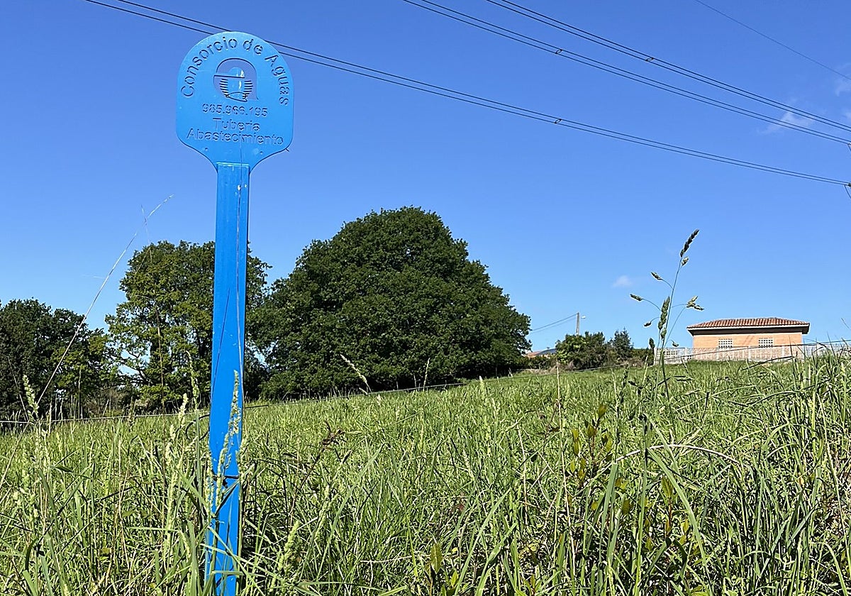 Una señal que indica la conducción de agua en Siero.