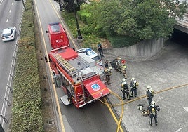 Los bomberos, durante la intervención en el aparcamiento bajo las torres de la losa de Renfe.