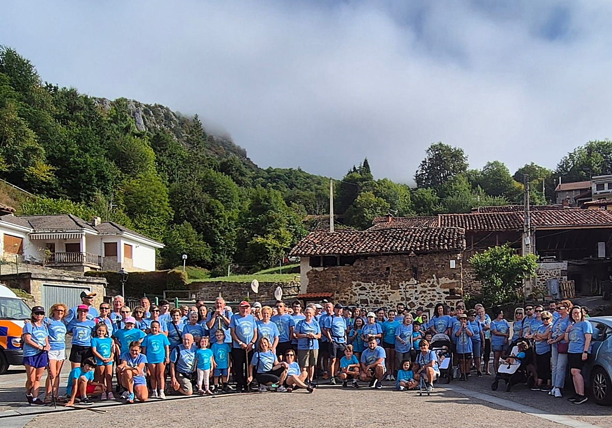 Los participantes en la marcha por los pueblos de Sobrescobio.