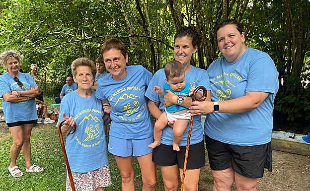 Las ediles Liliana González Torre y Tensi Carmona Miyares, con los participantes de mayor y menor edad de la marcha.