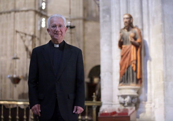 El deán de la Catedral de Oviedo, Benito Gallego, con la restaurada imagen de El Salvador al fondo.