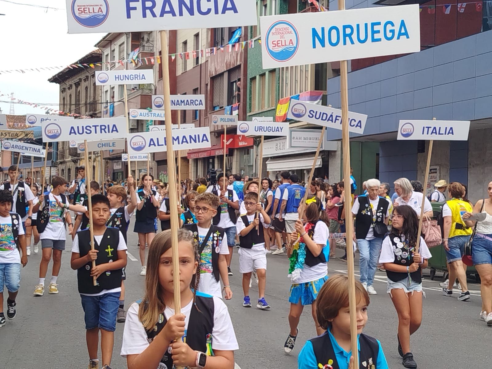 Así fue el desfile del Descenso del Sella 2025. ¡Búscate en las fotos!