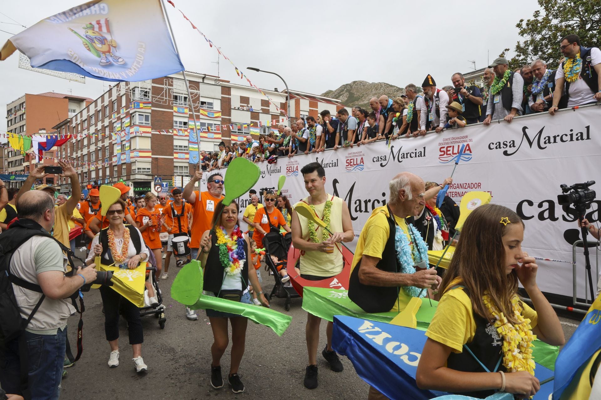 Así fue el desfile del Descenso del Sella 2025. ¡Búscate en las fotos!