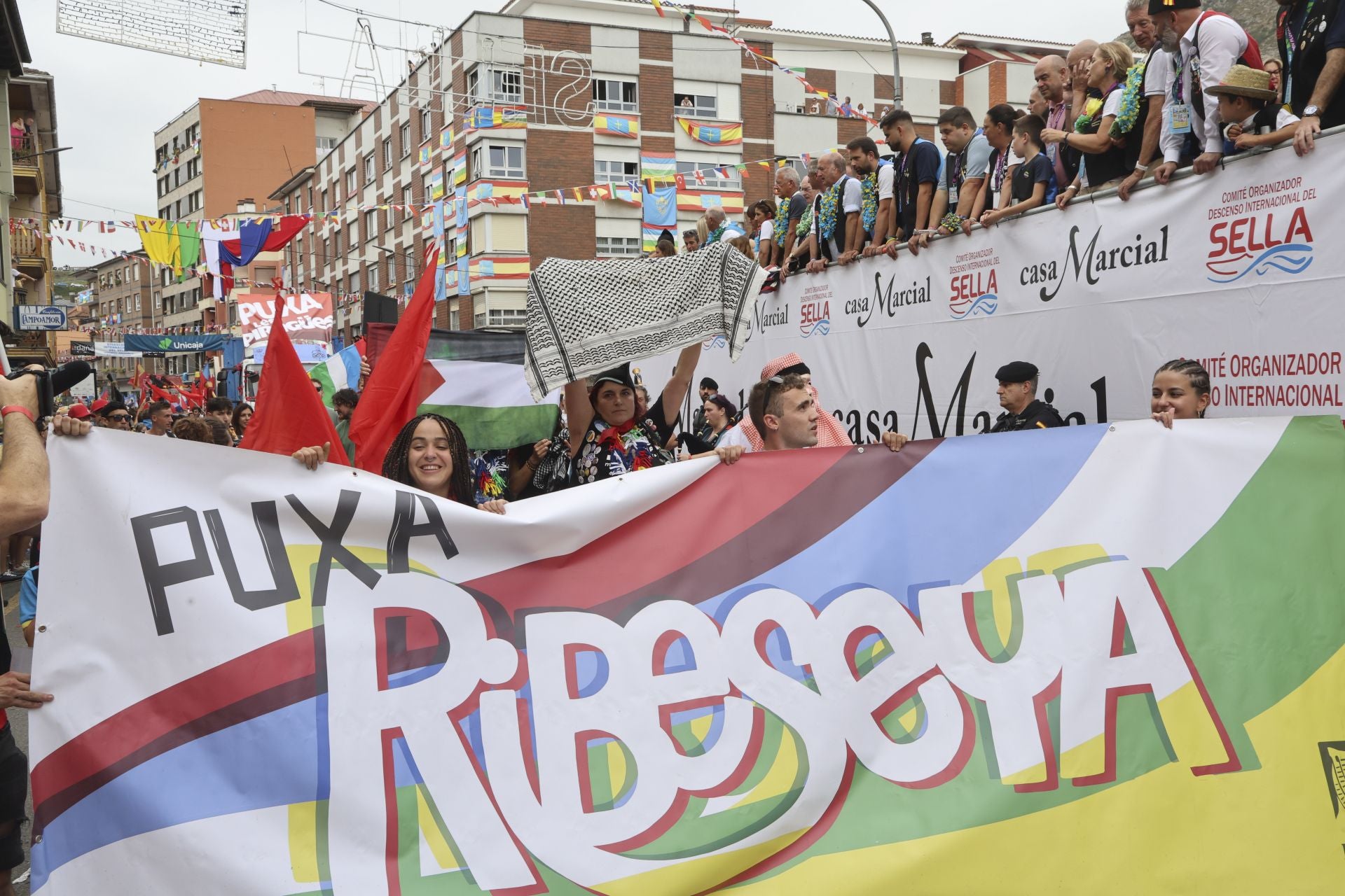 Así fue el desfile del Descenso del Sella 2025. ¡Búscate en las fotos!