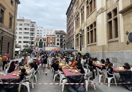 Cerca de 150 personas disfrutan de la comida popular en la 'folixa intercéltica' del Festival de Gaites de Villa de Xixón en el Parchís, en Gijón.