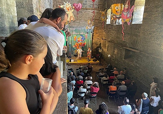 El público sigue una de las actividades celebrada en la sala capitular del monasterio de Villanueva de Oscos