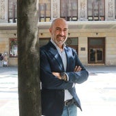 Óliver Suárez, en el paseo de Begoña, frente al Teatro Jovellanos.