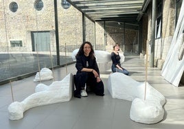 Lea Luka Sikau, delante, y Denisa Pubalova, detrás, son dos creadoras en residencia en Laboral Centro de Arte.