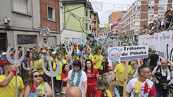 Descenso del Sella: campeones en folixa por las calles de Arriondas