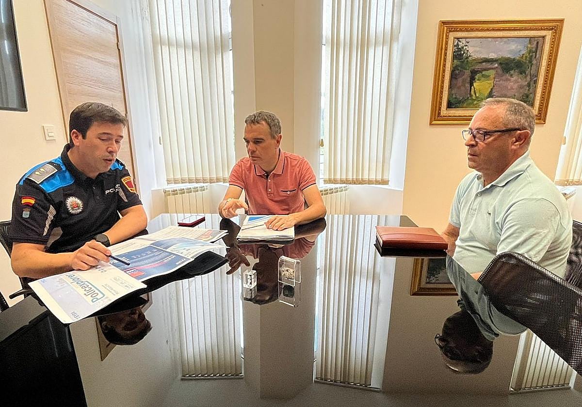 Iván Fernández, en el centro, junto a Rubén Lorenzo y Antonio Durán.