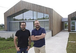 José Manuel Piedra, gerente de la empresa Preón Technologies, con Vicente Endrino, en el nuevo centro tecnológico de Gijón Impulsa.