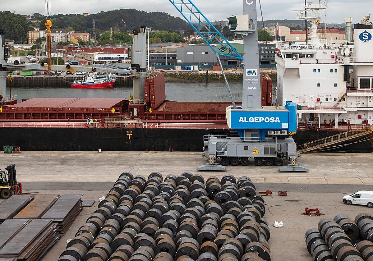 Acopio de productos siderúrgicos en los muelles de Valliniello.