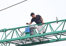 El joven que posteriormente fue detenido subido a lo alto de la grúa en la obra de Montevil.