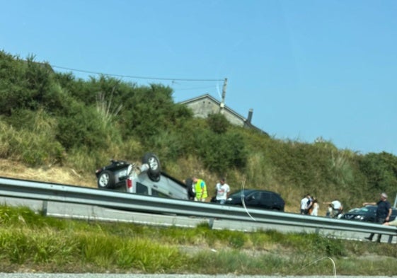 Vuelca un coche en la A-8 a la altura de Castropol