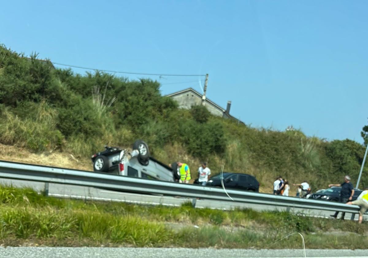 Vuelca un coche en la A-8 a la altura de Castropol