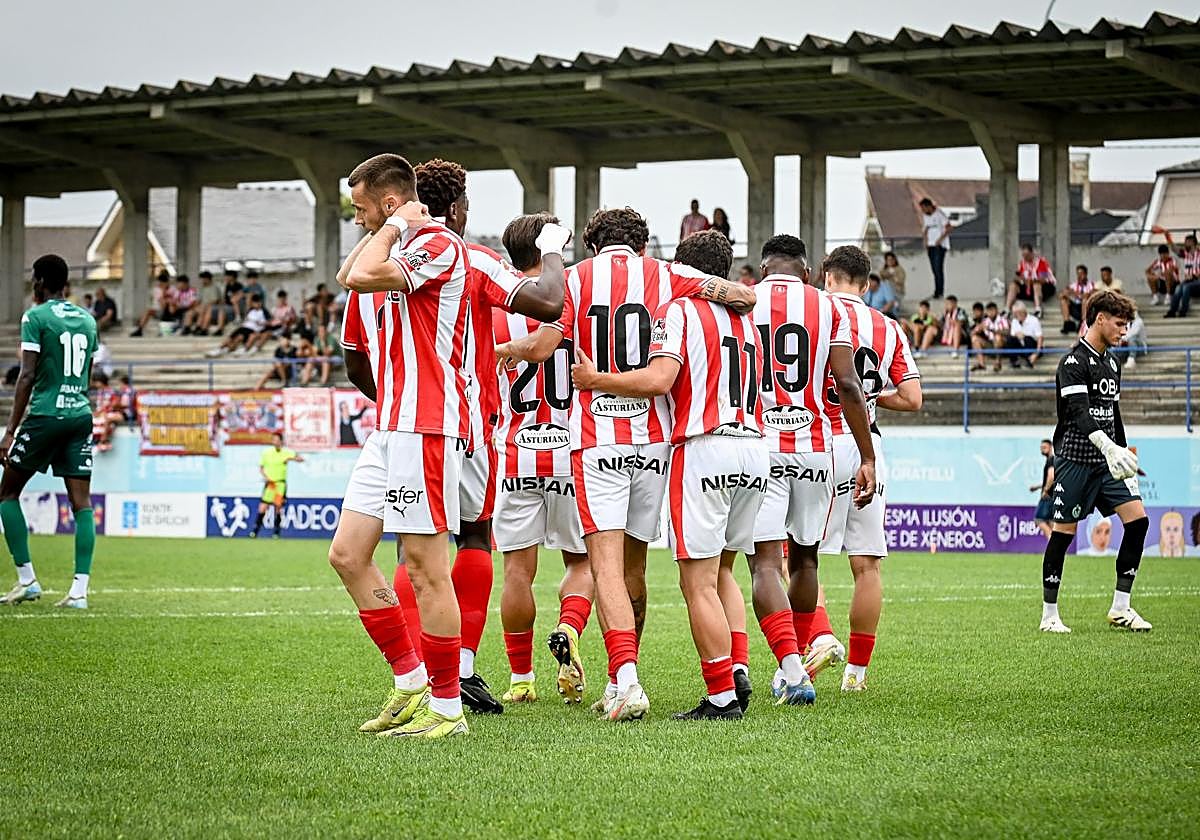Los jugadores del Sporting de Gijón celebran el resultado ante el Arenteiro.
